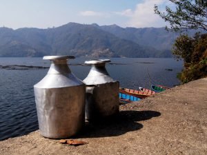 Lago en Pokhara Mustang Trek