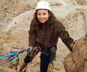 Julia mujer guía de montaña escalando en Marruecos