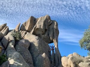 Ascensión al Yelmo: Entre Rocas y Elefantitos